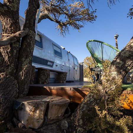 Silver Bullet Airstream, El Mistico Glamping Ranch Nogal エクステリア 写真