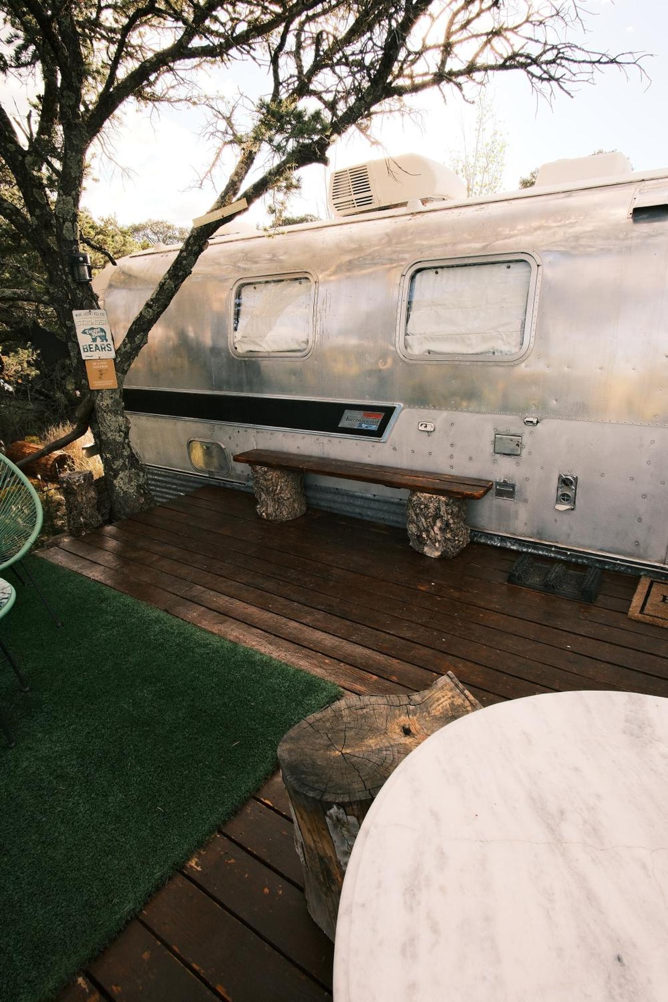 Silver Bullet Airstream, El Mistico Glamping Ranch Nogal エクステリア 写真