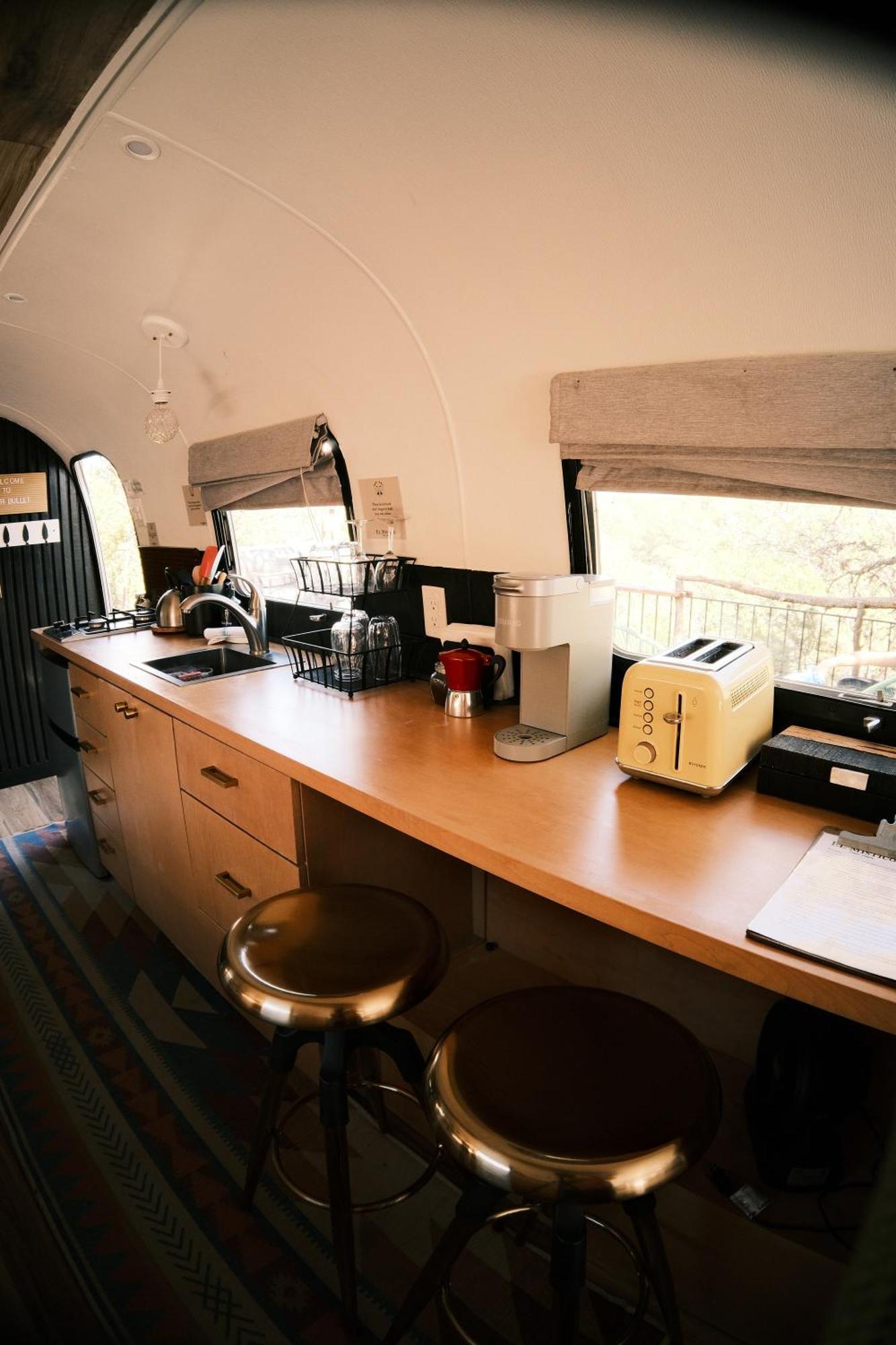 Silver Bullet Airstream, El Mistico Glamping Ranch Nogal エクステリア 写真