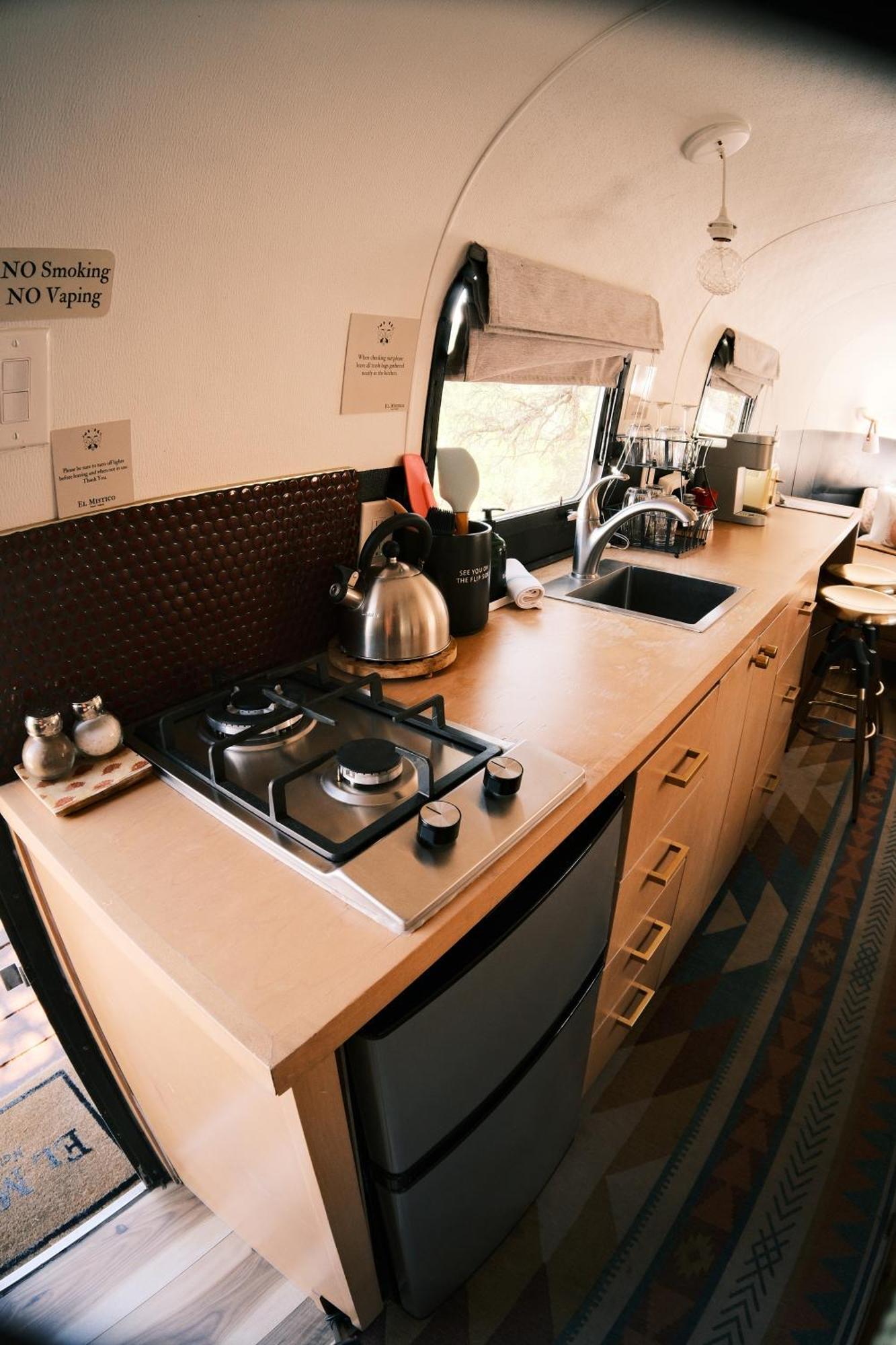 Silver Bullet Airstream, El Mistico Glamping Ranch Nogal エクステリア 写真