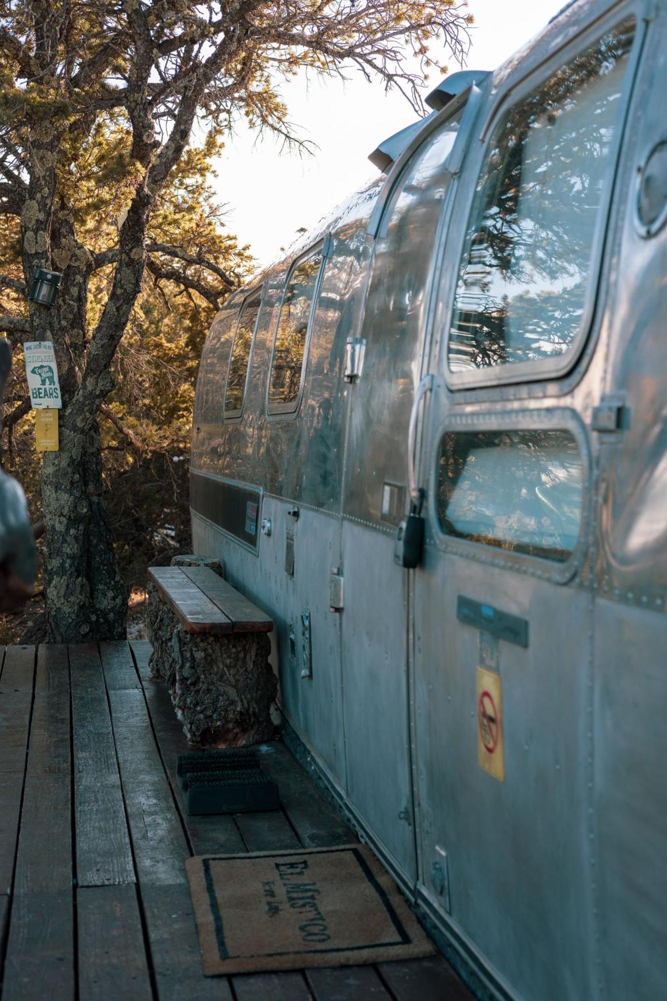 Silver Bullet Airstream, El Mistico Glamping Ranch Nogal エクステリア 写真